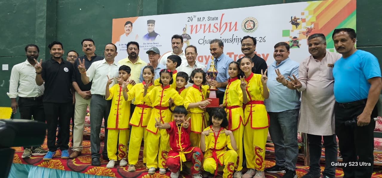 24वीं म.प्र. राज्य वूशु चैंपियनशिप में अशोकनगर की टीम ट्रॉफी के साथ
